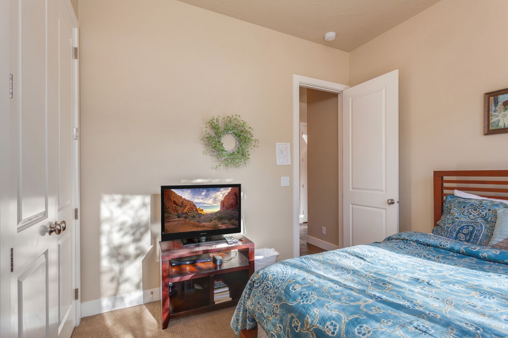 Red Sands Vacations / Vacation rentals / Southern Utah Vacation Rentals/ Coral Ridge bedroom